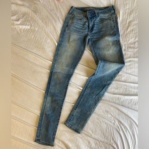 American Eagle faded blue low rise jeggings. Size 6 Long. Excellent condition!
